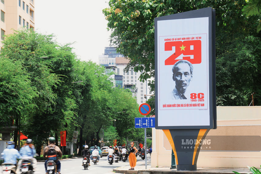 Bang led voi hinh anh Chu tich Ho Chi Minh tai duong Nguyen Thi Minh Khai (phuong Xuan Hoa).
