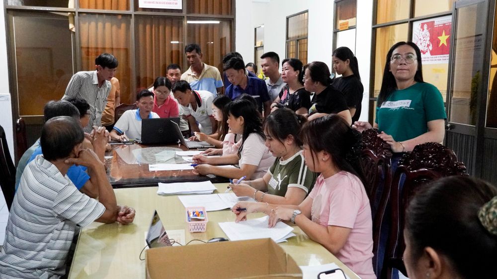 De kip thoi ho tro nguoi dan, chinh quyen dia phuong bo tri hon 20 can bo phu trach huong dan, lam thu tuc, chi qua.