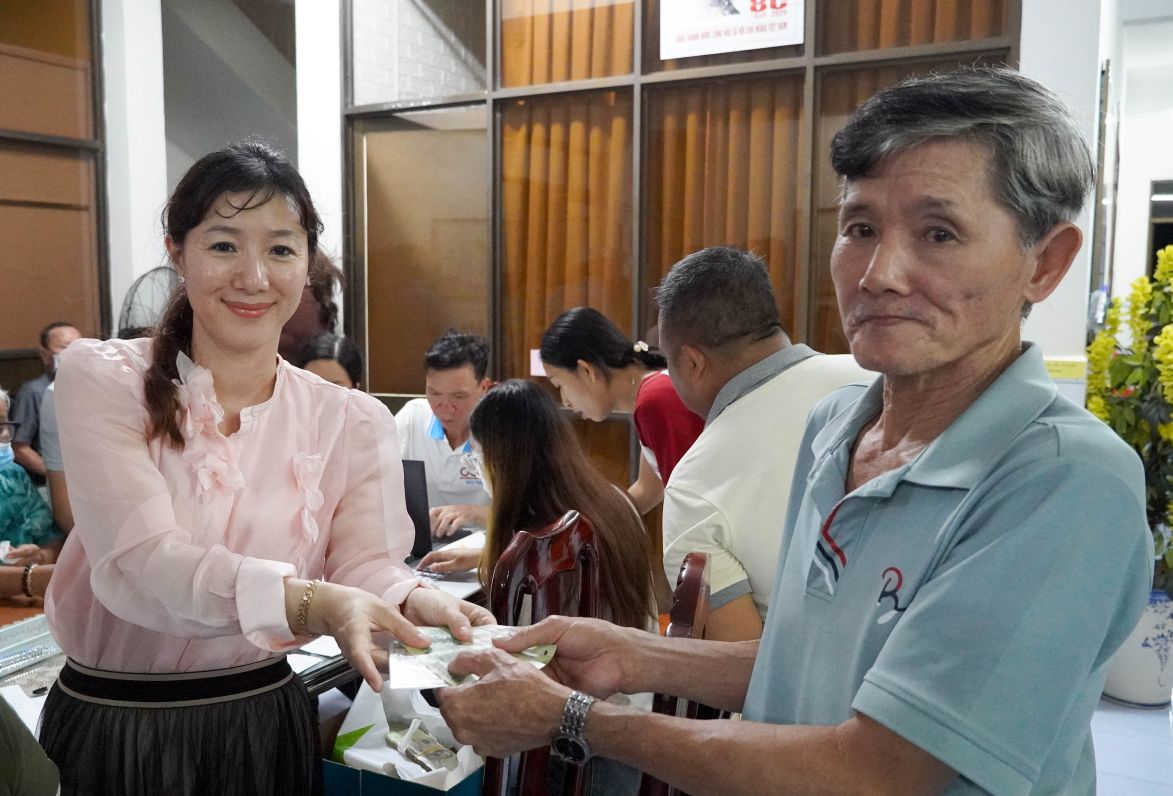 Ong Tran Van Kiet cung nhan 400.000 dong cho 4 thanh vien trong gia dinh. Ong noi: “Toi nghi huu da lau, vo o nha noi tro, hai con dang di hoc. So tien nay giup gia dinh co bua com tuom tat hon trong dip le. Nha nuoc quan tam the nay chung toi rat mung“.