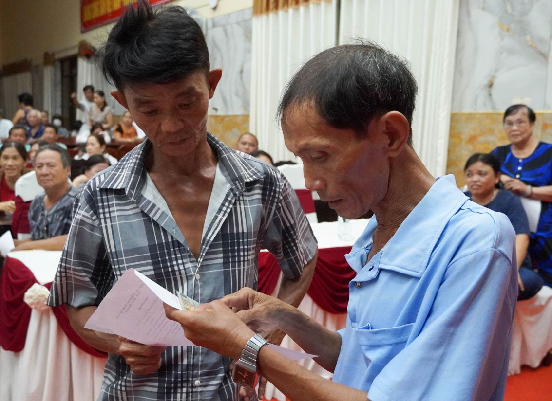 Can bo dia phuong huong dan nguoi dan lam thu tuc.