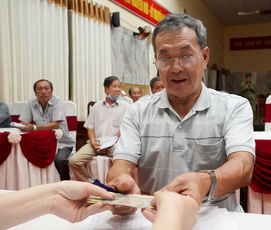 Mot nguoi dan khac da duoc nhan qua ho tro.