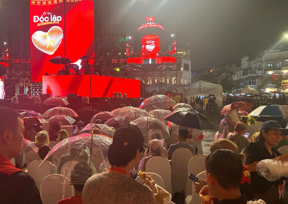 Nhieu khan gia che o, mac ao mua nan lai xem concert “Tu hao ban sac Viet“. Anh: Quynh An