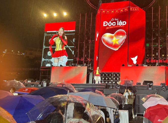 Vu Thao My sang in the rain with the audience in the capital. Photo: Quynh An