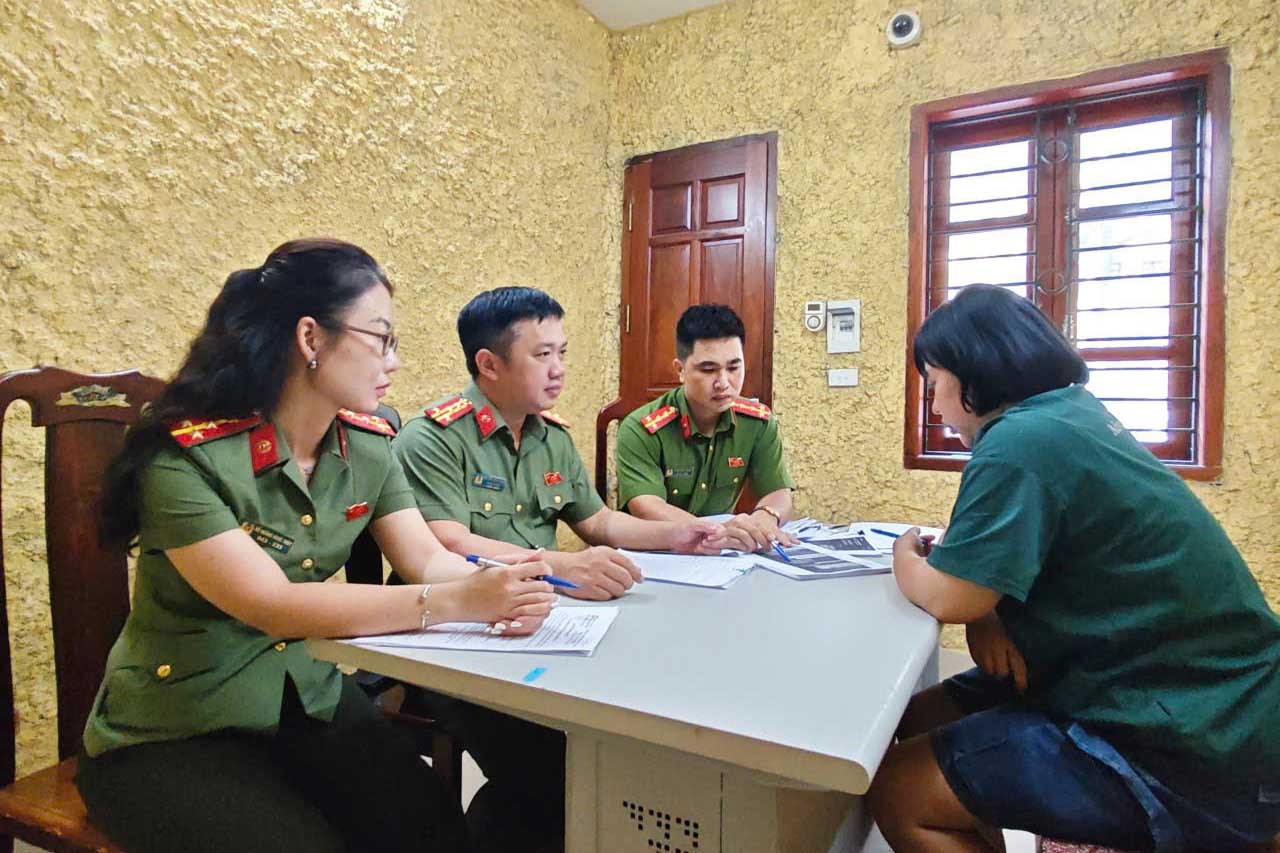 Đối tượng Phan Hạnh Thương chiếm đoạt 135 triệu đồng từ việc rao bán giấy mời xem diễu binh. Ảnh: Ngọc Bích