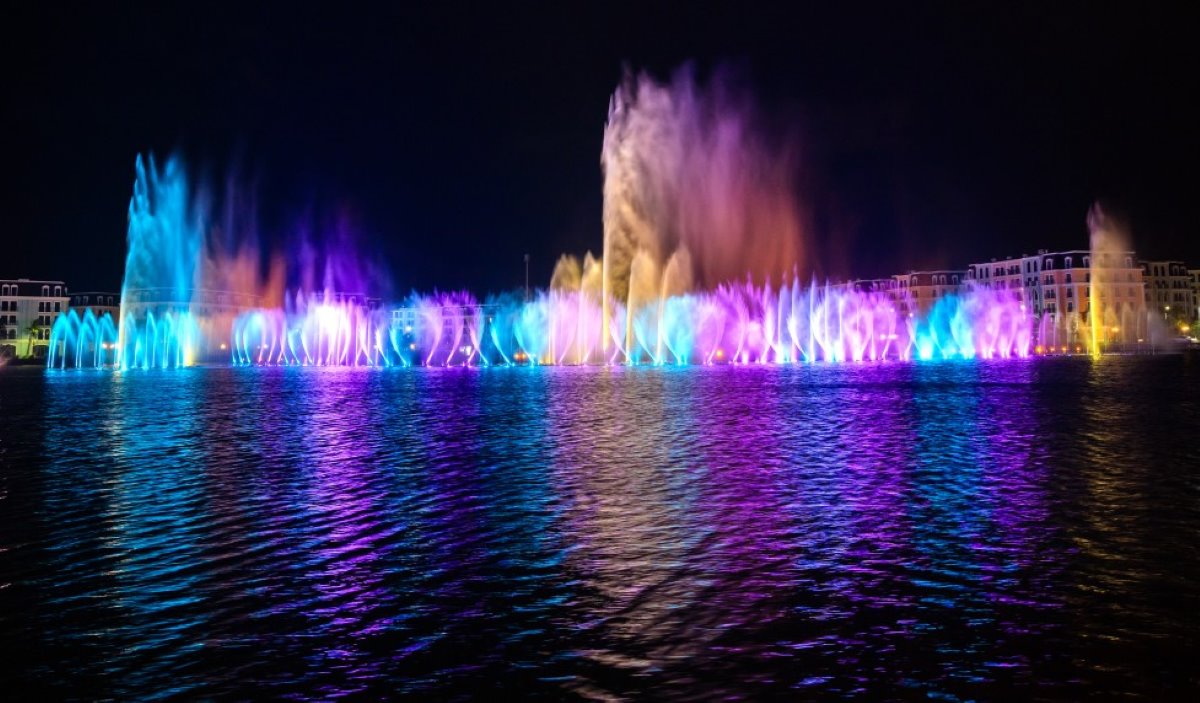 The free water music performance program every evening, with 3 time frames: 20:00 - 20:20; 20:50 - 21:10; 9:40 - 22:00. Photo: Hoang Quynh