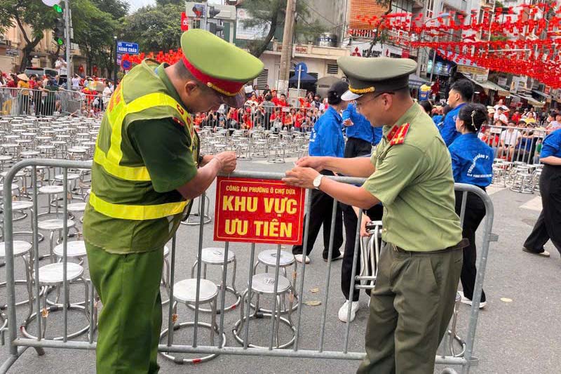 Hà Nội đề nghị người dân không ngồi nhầm vị trí ưu tiên của cựu chiến binh khi xem diễu binh 2.9. Ảnh: Ngọc Bích 