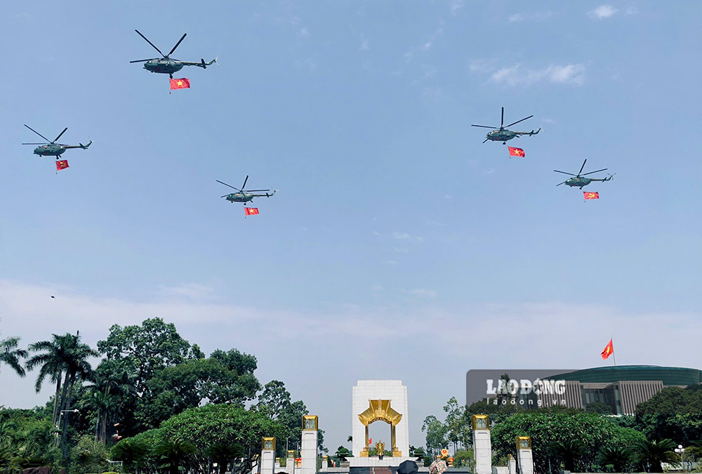 ハノイのBAディンスクエアエリアのリハーサルでパレードにパレードにパレードに旗と国旗を掛けているヘリコプターの艦隊。写真：Hai nguyen