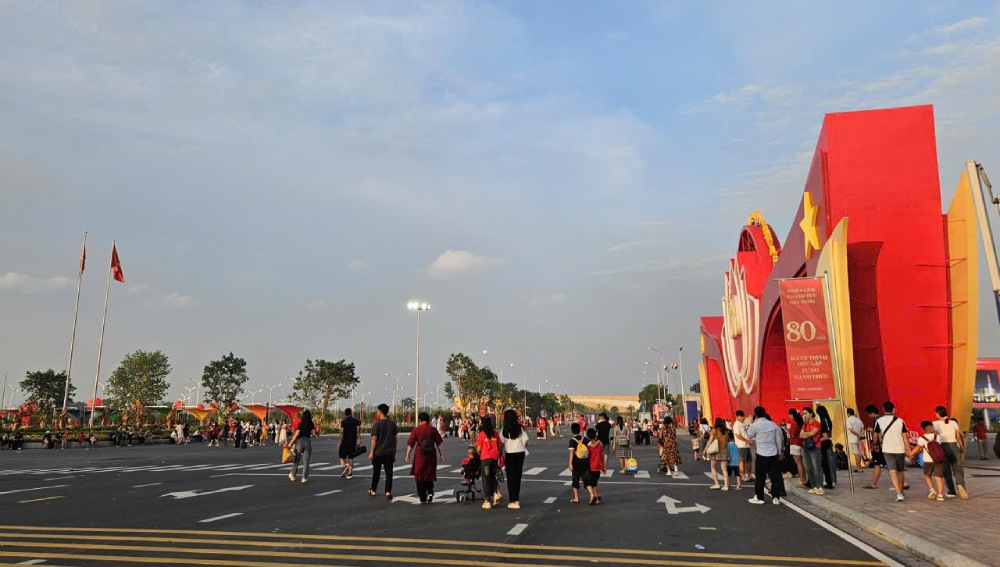 Early in the morning of September 1, a large number of people were present at the National Exhibition Center to view the exhibition of the country's 80th anniversary. Photo: Quynh Chi