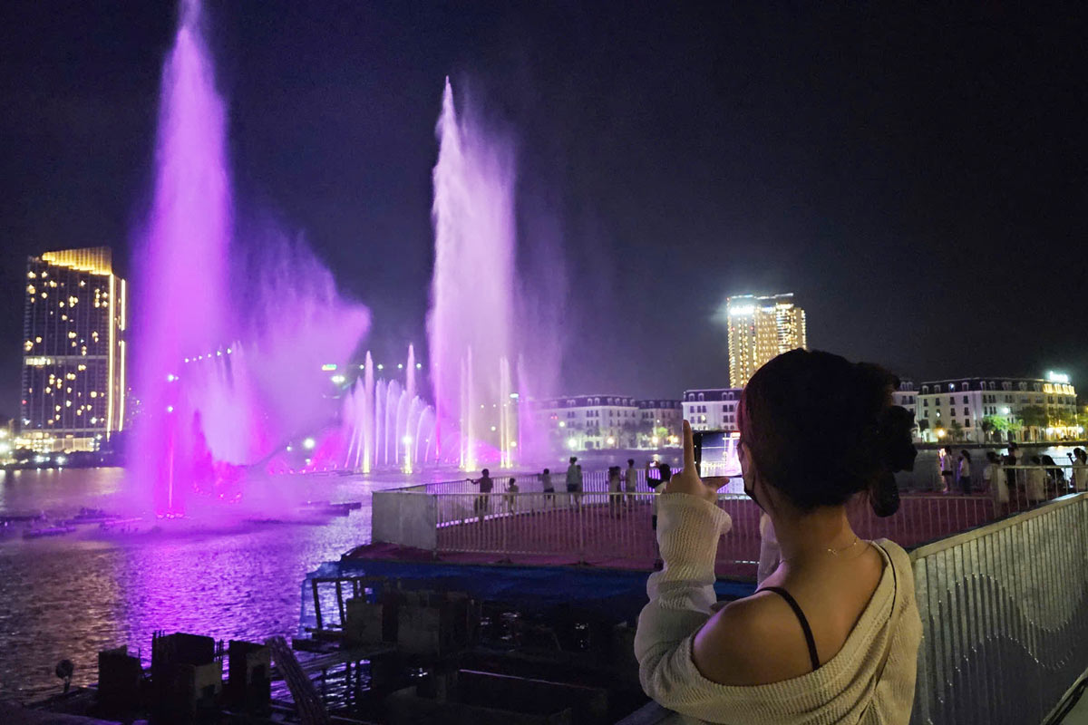 Tourists enjoy the water music program at Ha Long Marina Urban Area ( Bai Chay Ward). Photo: Doan Hung