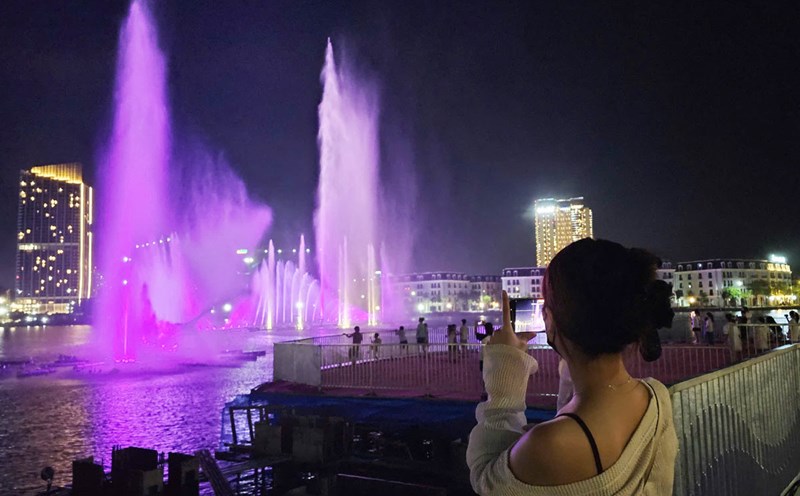 Tourists enjoy the water music program at Ha Long Marina Urban Area ( Bai Chay Ward). Photo: Doan Hung