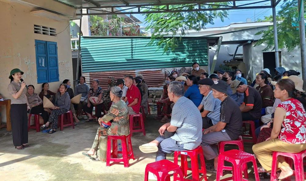 Lanh dao UBND xa Tan Lap huong dan nguoi dan nhan qua Quoc khanh. Anh: H.Nguyen