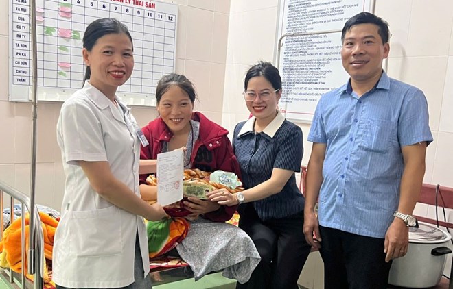 Đi nhận quà Quốc khánh, người phụ nữ chuyển dạ sinh con và được nhận thêm suất quà