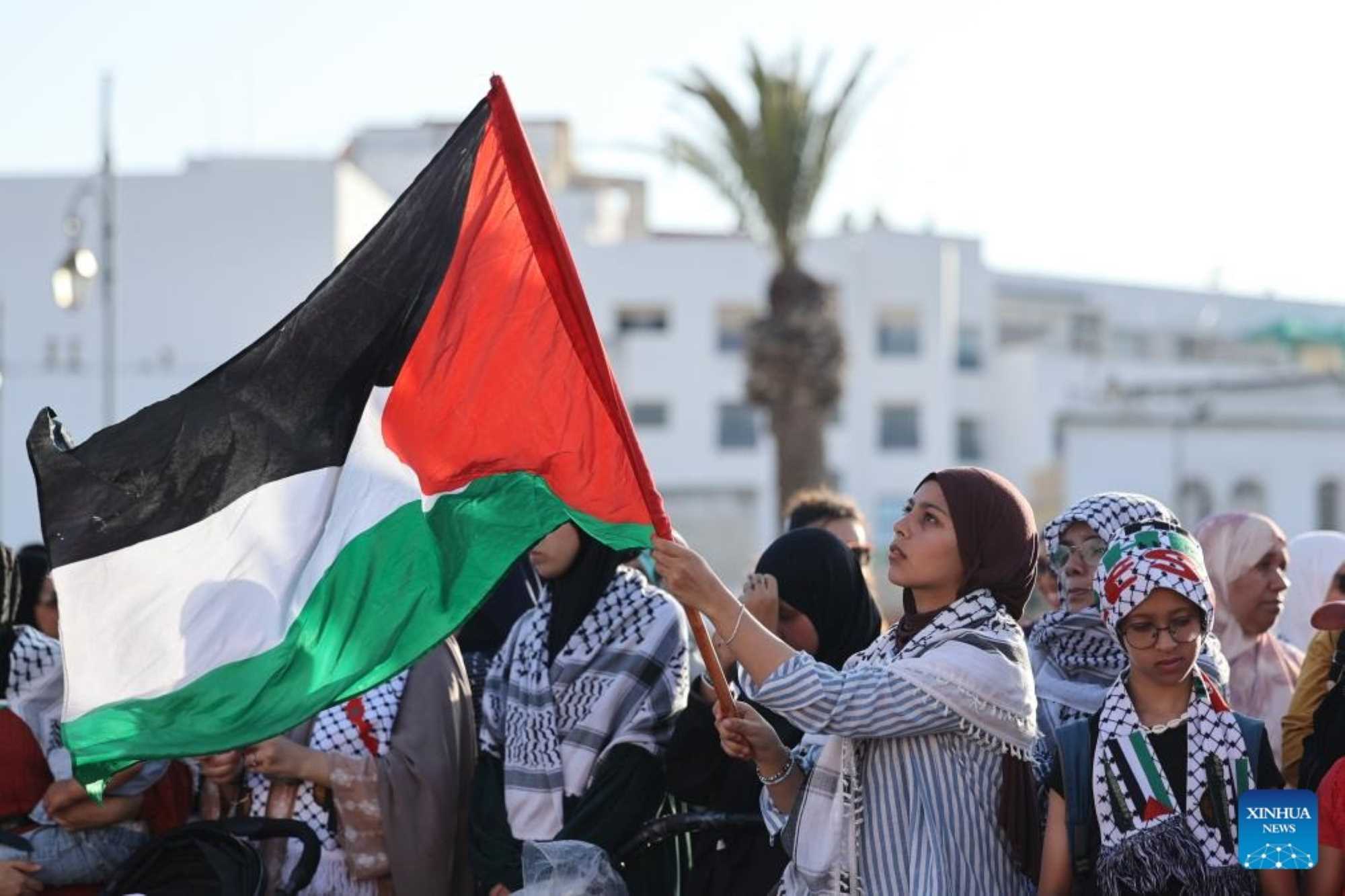 팔레스타인 깃발을 든 시민들이 2025년 7월 31일 라바트 부라 모로코 부라에서 팔레스타인을 지지하는 행진에 참여하고 있습니다. 사진: 신화통신