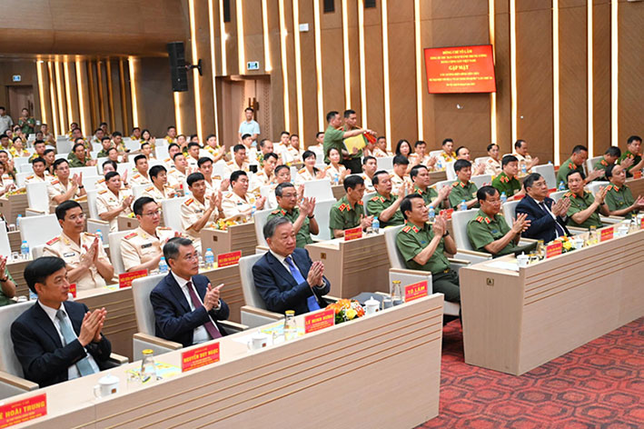 Mot trong cac hoat dong dai hoi sang nay la Tong Bi thu To Lam gap mat cac dien hinh tien tien ve tham du Dai hoi “Vi an ninh To quoc” lan thu IX. Anh: Viet Trung