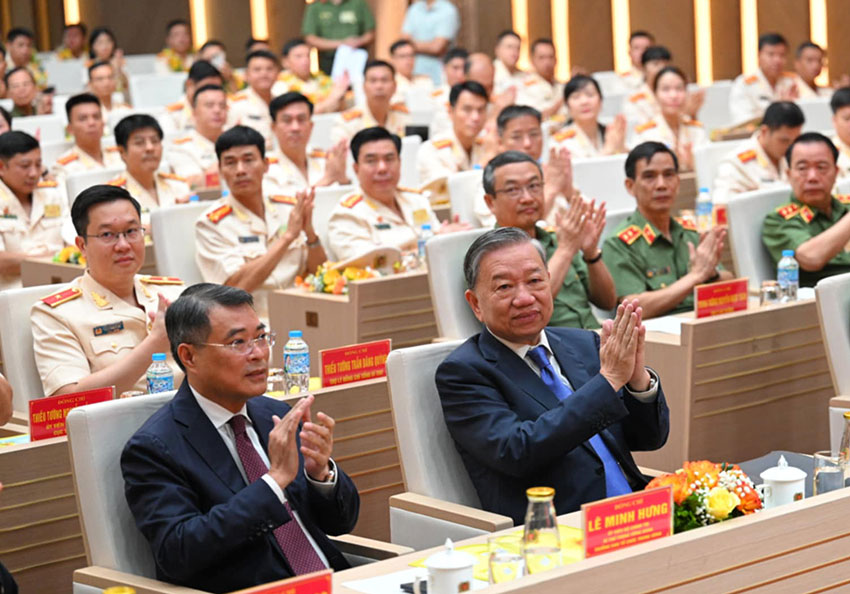 Ong Le Minh Hung - Uy vien Bo Chinh tri, Bi thu Trung uong Dang, Truong Ban To chuc Trung uong cung tham du. Anh: Viet Trung