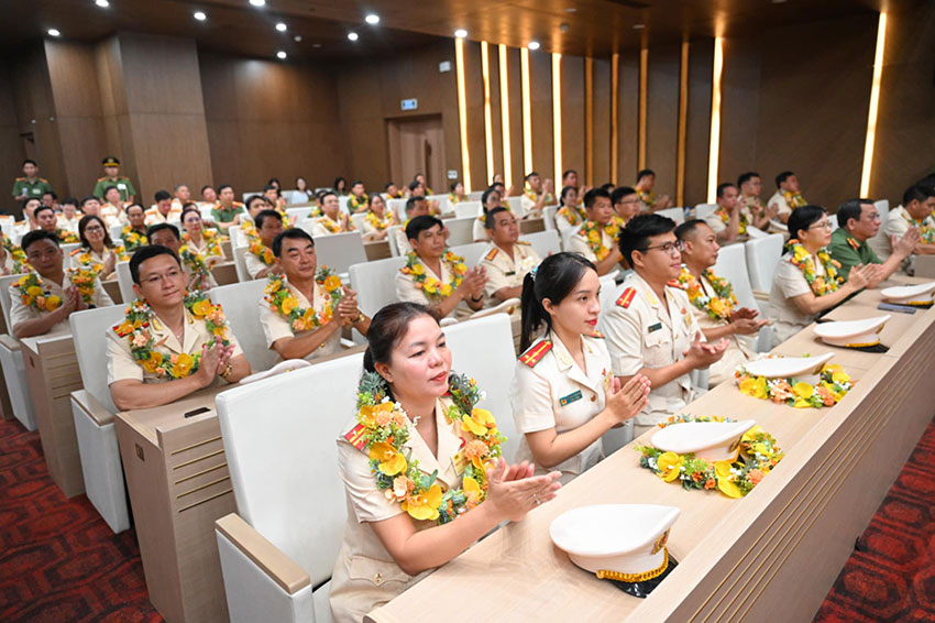 Cac dai bieu dien hinh tien tien nganh cong an tai Dai hoi. Anh: Viet Trung
