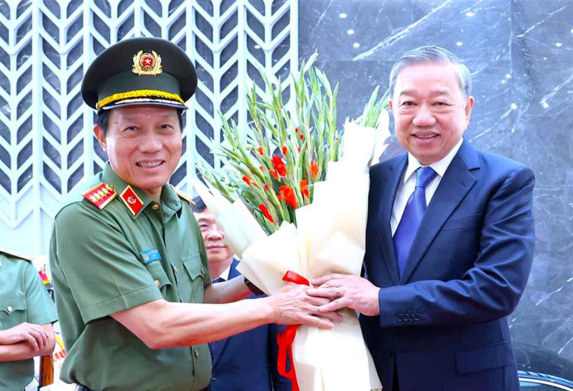 Bo truong Bo Cong an - Dai tuong Luong Tam Quang (trai) tiep don Tong Bi thu To Lam. Anh: Bo Cong an
