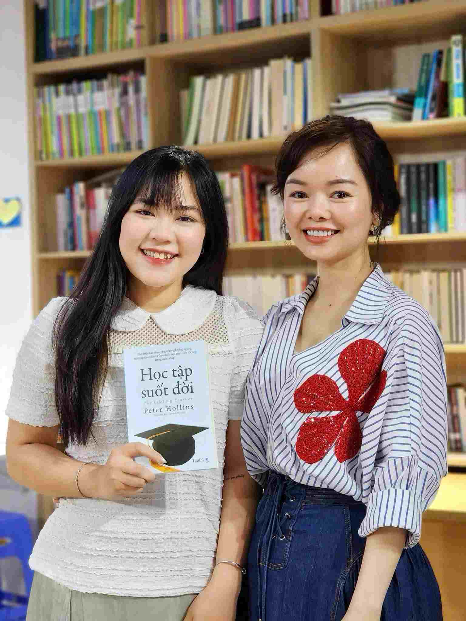Education expert Tong Lien Anh (right photo) participates in translating the book "Lifetime Learning" by author Peter Hollins. Photo: Character provided