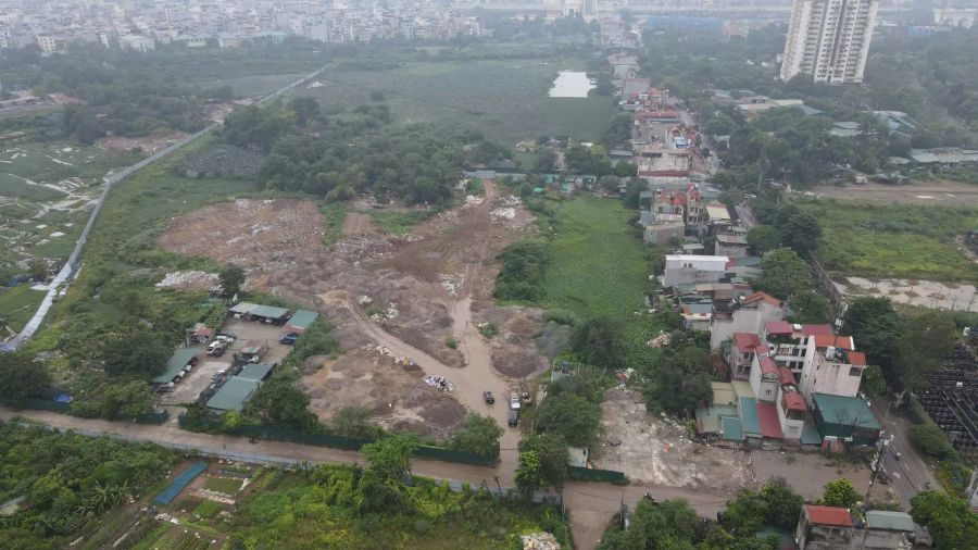 La zone du depot du projet a un terrain propre avec des barrieres en tole pour lutter contre l'empietement. Photo : Pham Cong