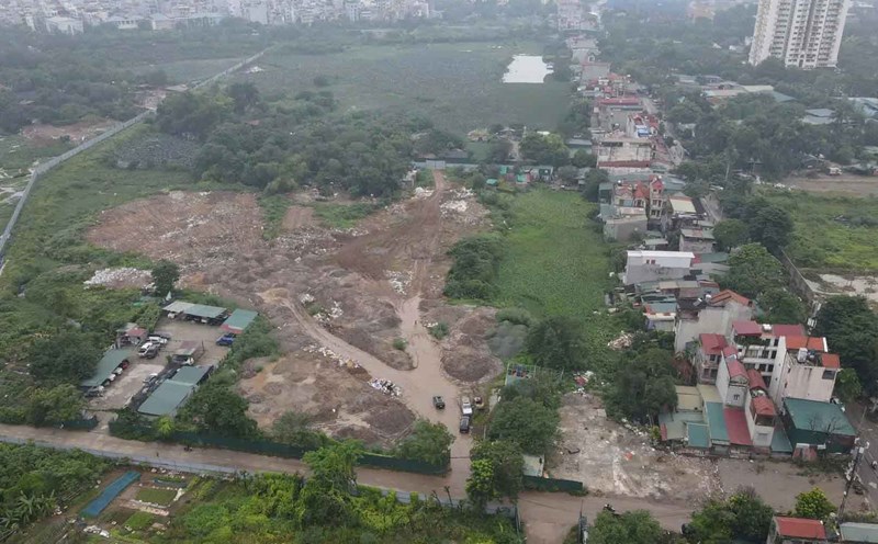 The project depot area in Xuan Dinh ward (Hanoi) has been fenced with corrugated iron and prevented from encroachment. Photo: P.Cong