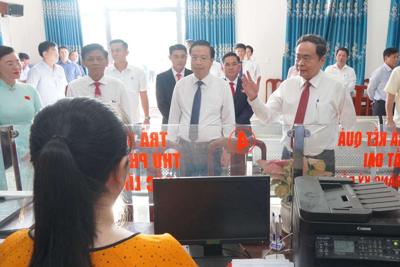 Chu tich Quoc hoi Tran Thanh Man kiem tra Trung tam Phuc vu hanh chinh cong xa Thanh Xuan. Anh: Ta Quang