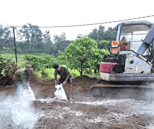 Retirer de la chaux de la poudre et des produits chimiques pour traiter et detruire les porcs contamines par la peste africaine. Photo : Commune d'Ia Grai