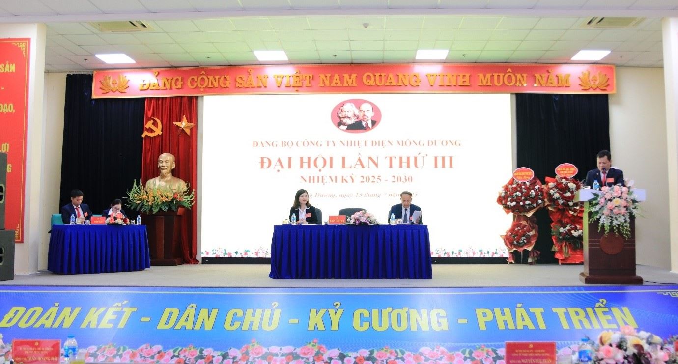 Nguyen Huu Tuan氏 -  Mong Duong Thermal Power Companyの秘書、期間II、2020年-2025会議で報告された。写真：Lan Anh