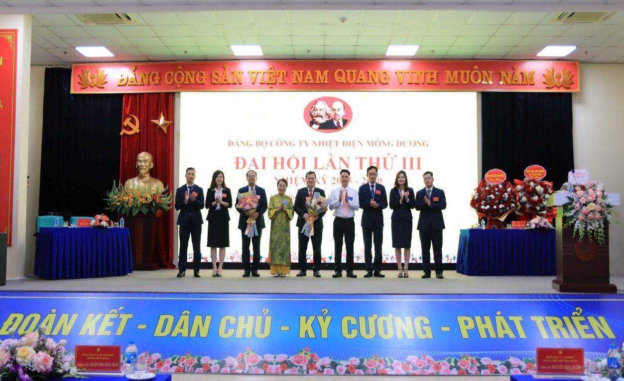Dong chi Nguyen Thi Hai Yen – Uy vien Ban Thuong vu Dang uy Tong Cong ty Phat dien 3 - tang hoa chuc mung cho BCH Dang bo khoa moi. Anh: Lan An