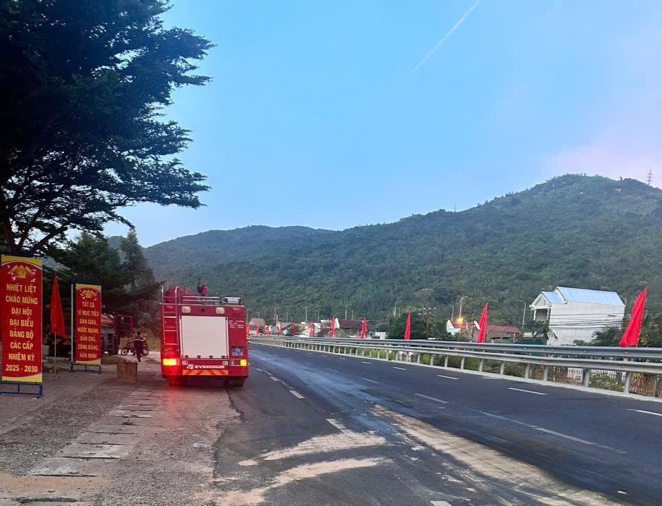 Luc luong CSGT tinh Khanh Hoa phoi hop xu ly su co xe bon cho dau luu thong tren Quoc lo 1 huong Nam – Bac bi ro ri. Anh: CSGT tinh Khanh Hoa