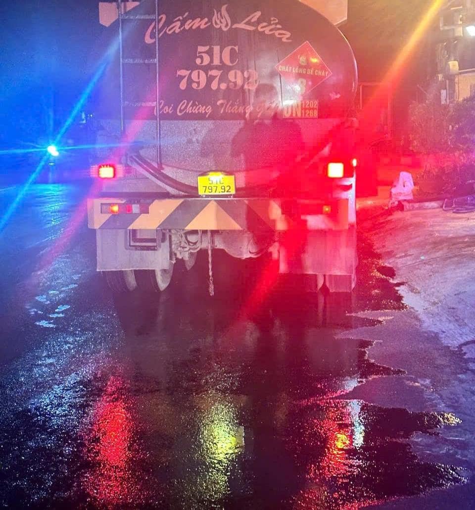 Un camion-citerne transportant de l'huile a fuite sur plus d'un kilometre sur la route nationale 1 traversant la province de Khanh Hoa. Photo : Police de la circulation de la province de Khanh Hoa