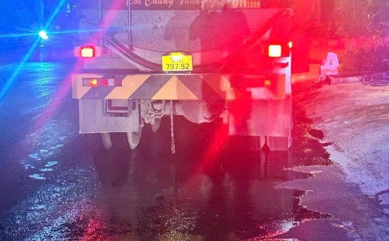 A tanker truck carrying oil leaked more than 1km on National Highway 1 through Khanh Hoa province. Photo: Khanh Hoa Provincial Traffic Police