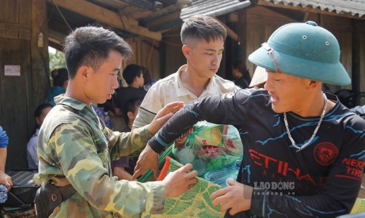 Trưởng bản Mùa A Thi (bên trái) đã dũng cảm, quyết đoán, sáng suốt cứu người trong trận lũ quét. Ảnh: Quang Đạt