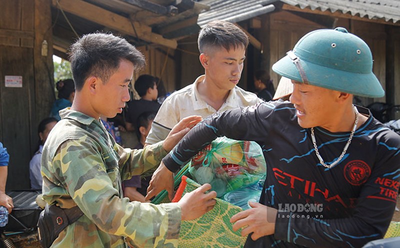 The head of Mua A Thi village (left) was brave, decisive, and wise in saving people during the flash flood. Photo: Quang Dat