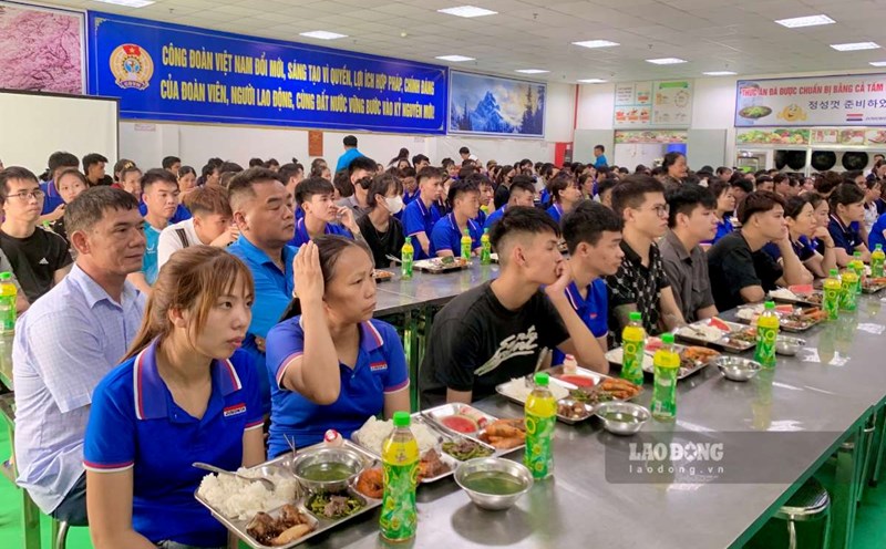 Workers of Jungwon Electronics VietNam Co., Ltd. enjoy the Union Meal. Photo: Luong Ha