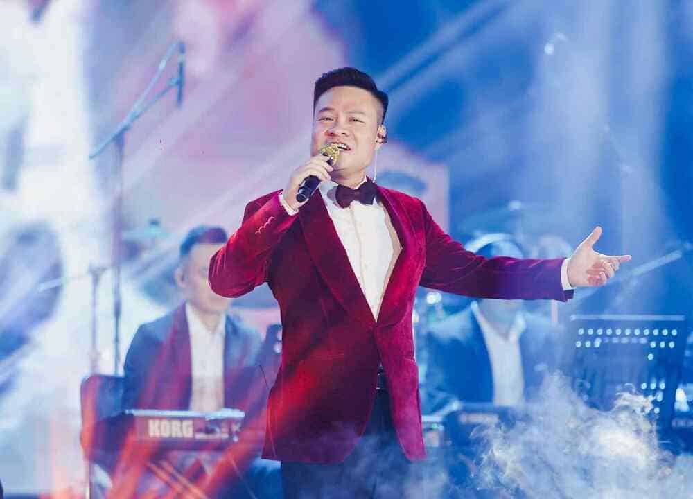 Meritorious Artist Hoang Tung is loved by the audience when performing love songs about love. Photo: Character provided