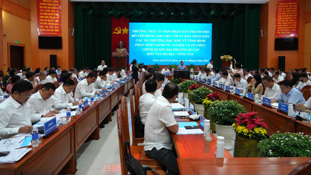 Scene of the working session between leaders of Ho Chi Minh City and 30 wards, communes, and special zones on socio-economics, budget collection, etc. and the operation of local government at 2 levels. Photo: Thanh An