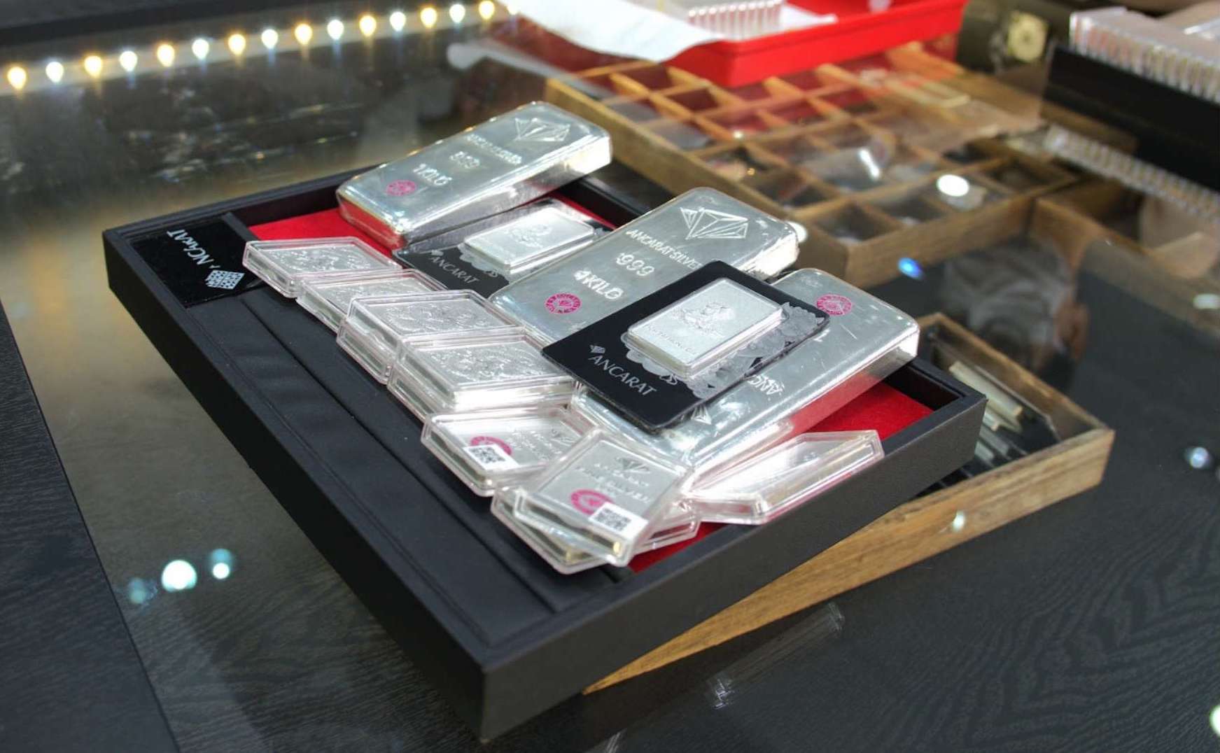 Domestic silver prices were adjusted down in the first trading session of the week. Photo: Phuong Anh