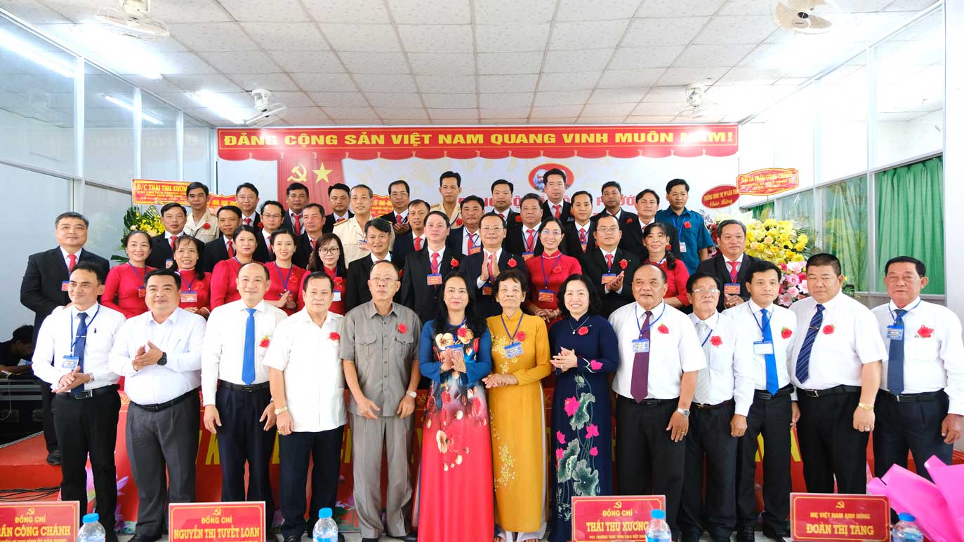 Cac dai bieu chup anh cung Ban Chap hanh 