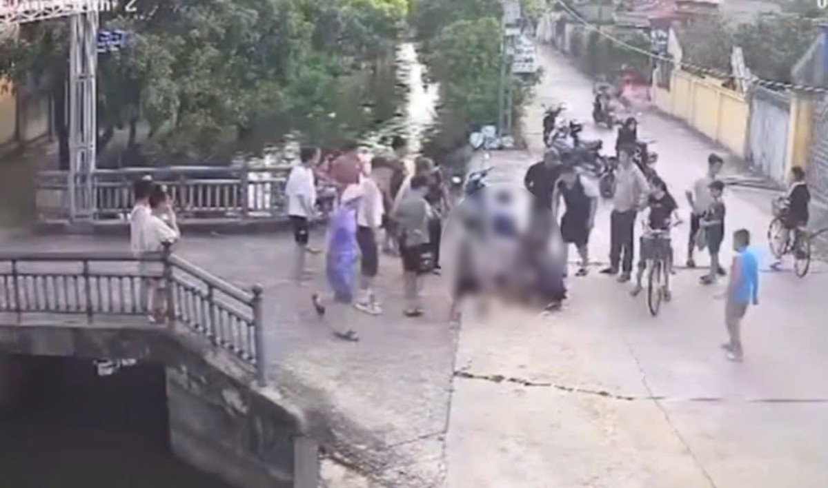 Giây phút kịp thời cứu sống cháu bé ngã xuống kênh nước ở Ninh Bình. Ảnh: Người dân cung cấp