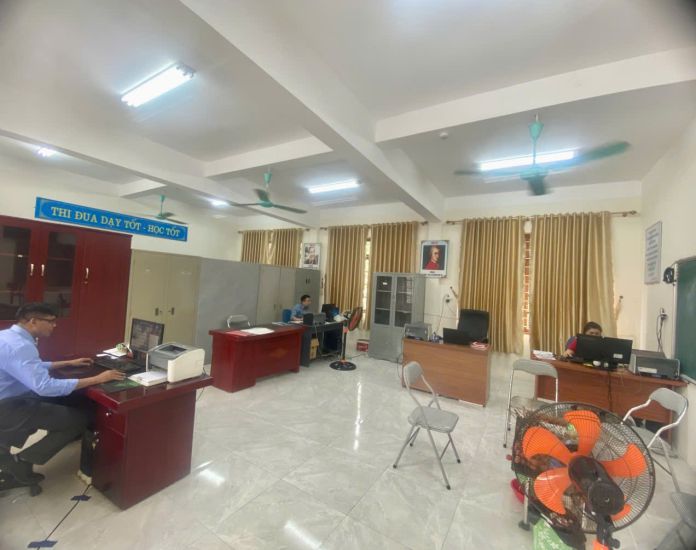 랑선성 선현 간부 공무원들이 임시로 교실을 빌려 사무실로 사용하고 있습니다. 사진: Khanh Linh