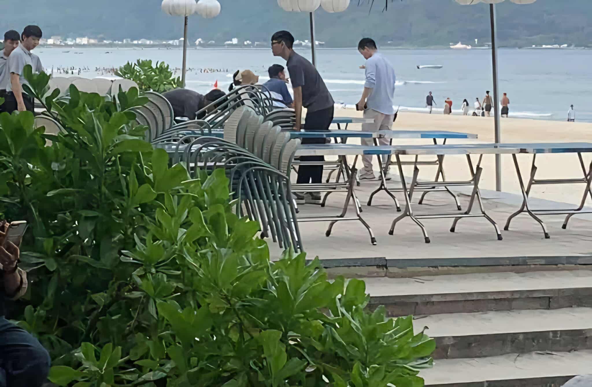 Sở Văn hóa, Thể thao và Du lịch TP Đà Nẵng vừa trả lời phản ánh của người dân về việc lối đi xuống bãi biển Mỹ Khê bị lấn chiếm. Ảnh: Người dân cung cấp

