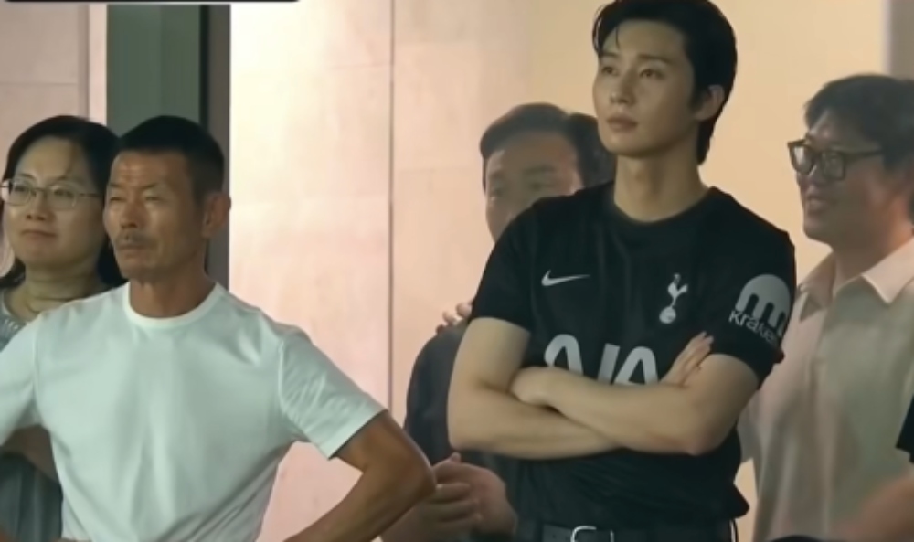 Park Seo Joon xuat hien tren khan dai trong ngay Son Heung Min chia tay Tottenham, ben canh la bo cua nam tien dao. Anh cat tu video