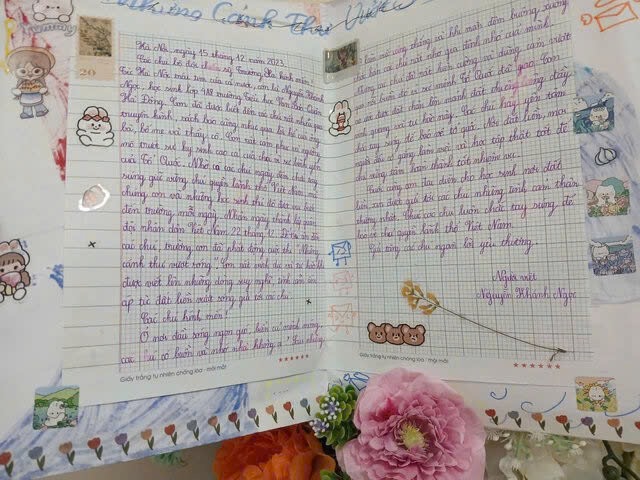 海軍第4管区司令部は、生徒から送られた数百通の手紙を、チュオンサ特別区の幹部、兵士、国民に贈呈しました。写真:ビン・クイ