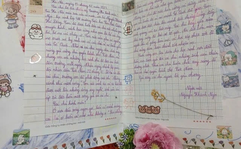 The Naval Region 4 Command presented hundreds of handwritten letters from students to officers, soldiers and people of Truong Sa Special Zone. Photo: Binh Quy