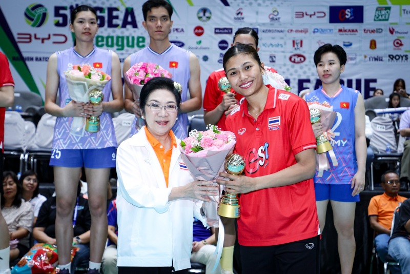 Pimpichaya (red shirt) is a comprehensive excellent athlete in the first phase of the 2025 SEA V.League volleyball tournament. Photo: AVC