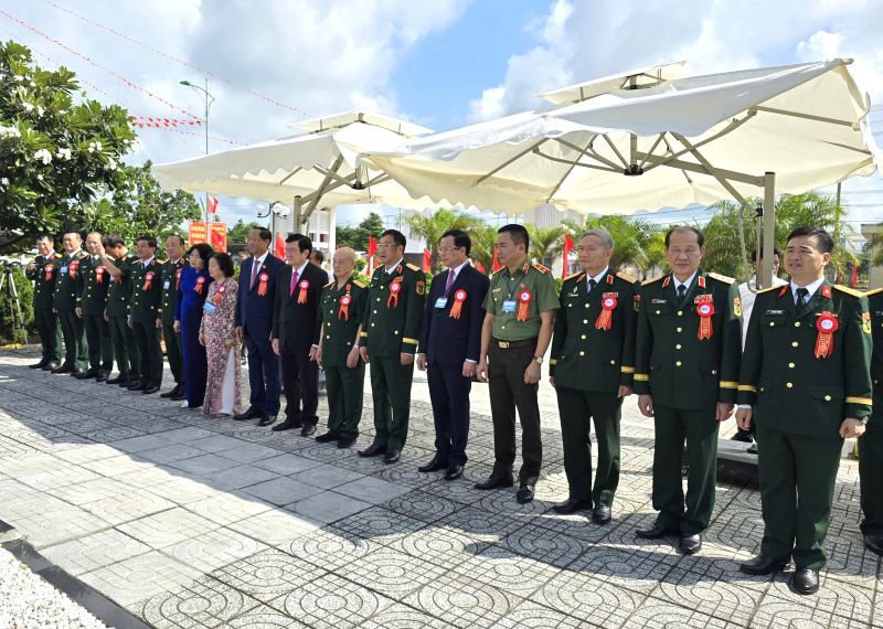 Cac lanh dao, nguyen lanh dao Trung uong, Nha nuoc, Quan uy Trung uong, Bo Quoc Phong tuong niem Chu tich nuoc Ton Duc Thang. Anh: Nam Duong
