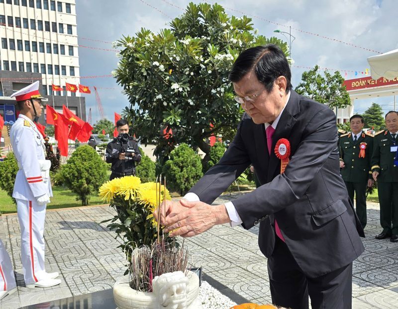 Nguyen Uy vien Bo Chinh tri, nguyen Chu tich nuoc Truong Tan Sang dang huong tuong niem Chu tich Ton Duc Thang. Anh: Nam Duong