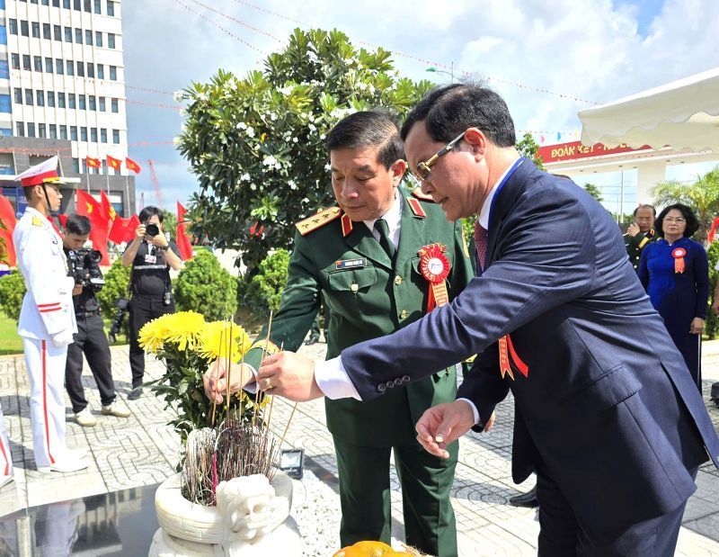 Pho Chu tich Uy ban Trung uong MTTQ Viet Nam, Chu tich Tong LDLD Viet Nam Nguyen Dinh Khang (ben phai) dang huong tuong niem Chu tich nuoc Ton Duc Thang. Anh: Nam Duong
