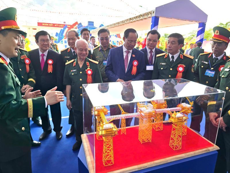 Dai dien Tong Cong ty Ba Son gioi thieu cac san pham cua Tong Cong ty voi cac lanh dao, nguyen lanh dao Dang, Nha nuoc, Quan uy Trung uong, Bo Quoc phong. Anh: Nam Duong
