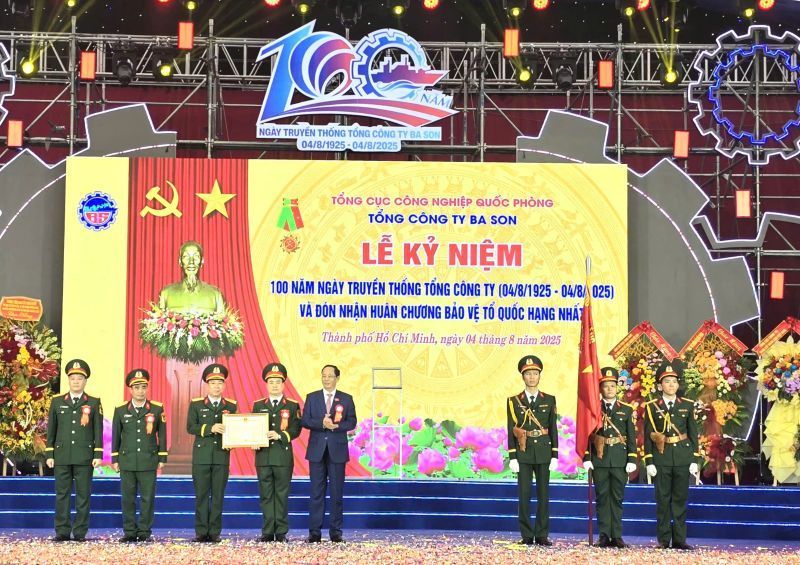 Senior Lieutenant General Tran Quang Phuong - Vice Chairman of the National Assembly (4th year from left) - awarded the First Class Fatherland Protection Medal to the leader of Ba Son Corporation. Photo: Nam Duong